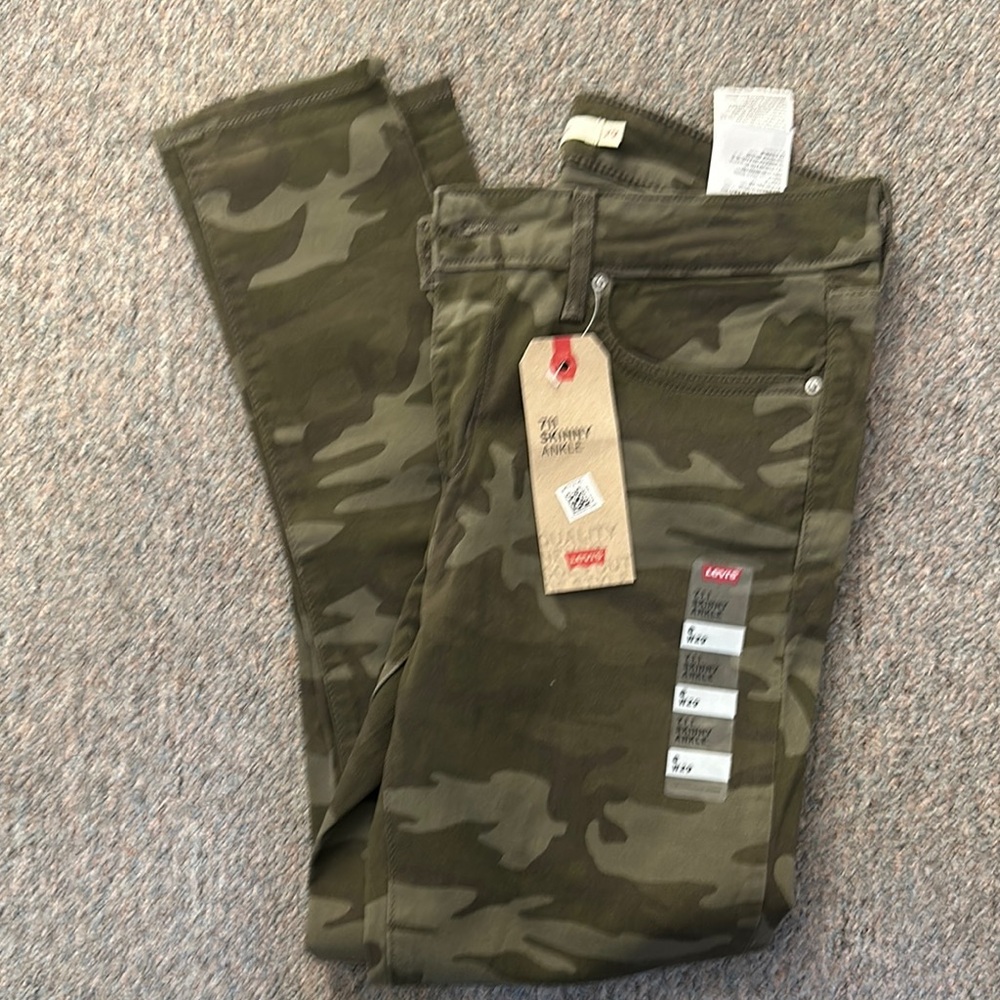 NWT Levi pants